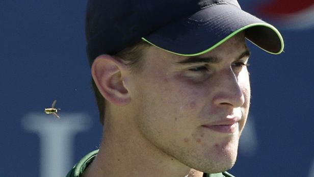 Dominic Thiem mit einer Fliege in der Nähe seines Gesichts.