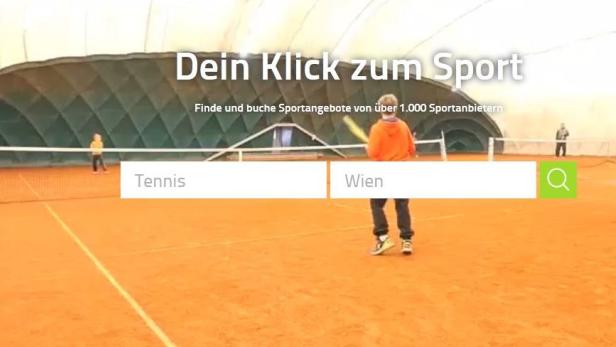 Auf einem Tennisplatz spielen Kinder Tennis.