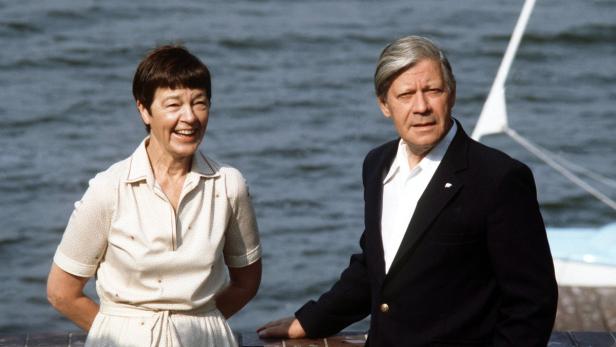 Helmut Schmidt mit seiner Frau Loki auf einem Bootssteg.