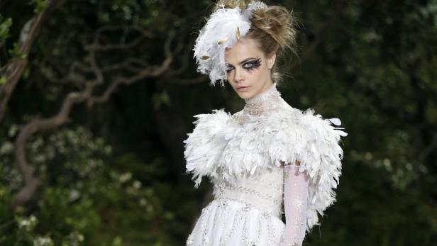 WINTERWEISS: Auch „Noblesse Oblige“ hat Cara Delevingne im Repertoire. In Paris begeistert sie in einer Edel-Robe mit zarten Federn-Details