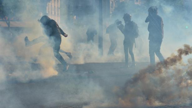 In Paris war es aus Wut über eine geplante Arbeitsmarktreform der sozialistischen Regierung schon in den vergangenen Tagen mehrfach zu teils gewaltsamen Protesten gekommen.Gegen mehrere Vermummte, die auf Sicherheitskräfte losgehen wollten, ging die Polizei mit Tränengas und Wasserwerfern vor.