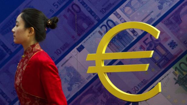 Eine Frau in traditioneller Kleidung vor einem Hintergrund aus Euroscheinen und einem Euro-Symbol.