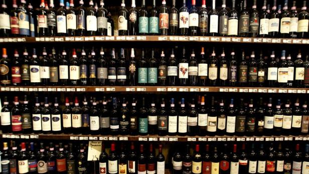 Regale gefüllt mit zahlreichen Flaschen Rotwein.