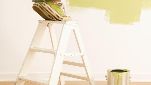 1. Farbe: Mit sanften Weiß-, Gelb-, Orange-, Beige- oder Grün-Tönen kann man enge, lange Flure heller und freundlicher gestalten. Ein weiterer Trick: Streichen Sie abgehende Türen in derselben Farbe wie die Wand. In besonders intensiv genutzten Bereichen wie der Garderobe und der Schuhablage kann man über die Wandfarbe einen Schutzlack anbringen. Dadurch lässt sich Schmutz von den Wänden leichter entfernen.