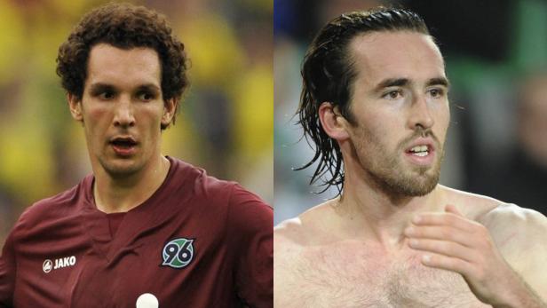 Zwei Fußballspieler, einer im Trikot von Hannover 96, der andere ohne Trikot.