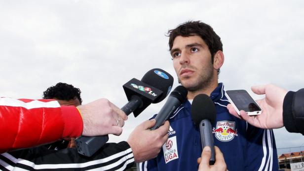 Ein Fußballspieler von Red Bull Salzburg wird von Reportern interviewt.
