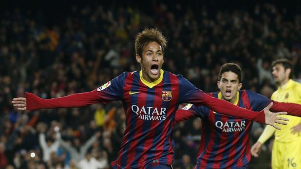 Neymar jubelt in seinem Barcelona-Trikot mit ausgebreiteten Armen auf dem Fußballfeld.