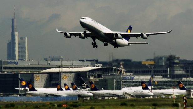 dapdEine Passagiermaschine der Lufthansa startet am Dienstag (09.08.11) auf dem Flughafen in Frankfurt am Main. Nach der Absage des Fluglotsenstreiks in sprichwoertlich letzter Minute ist der Betrieb an Deutschlands groesstem Flughafen in Frankfurt am Mai Gericht beendet Streik am Flughafen Frankfurt