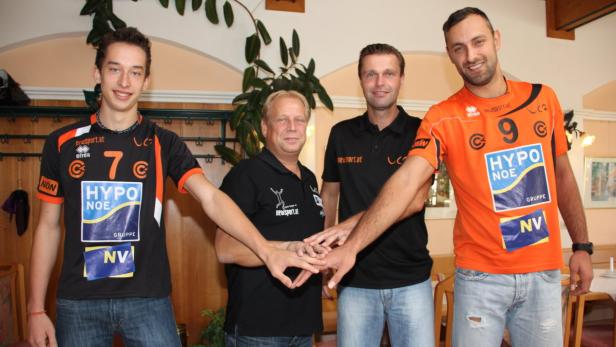 Spannende Saison vor sich: VCA-Jungsstar Fabian Kriener, Manager Micha Henschke, Trainer Martin Kop und Top-Agreifer Srdjan Vracaric