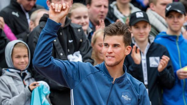 Dominic Thiem jubelt mit erhobener Faust vor einer Menschenmenge.