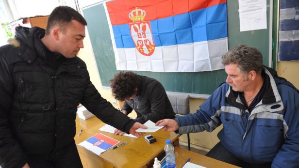 EPAepa03106110 Kosovo Serbs vote in a referendum at a polling station in Kosovska Mitrovica, Kosovo, Serbia, 14 February 2012. Serbs in northern Kosovo began voting 14 February in a referendum to recognize or reject the authority of Pristina. Nearly all