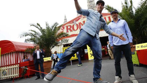 Slackline statt Ski: Marcel Hirscher (li.) und Max Franz (re.) bei einem Balanceakt auf dem Rathausplatz.