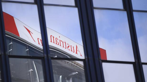 Das Logo von Austrian Airlines ist durch ein Fenster zu sehen.