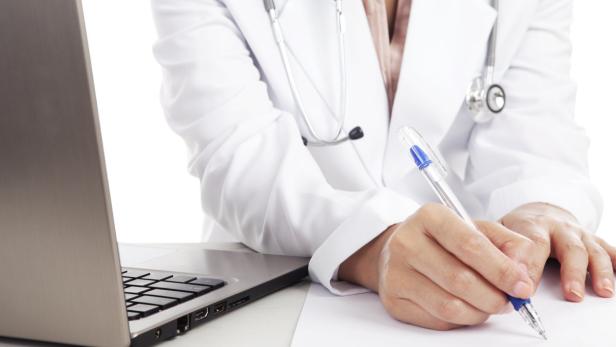 Doctor woman with stethoscope and laptop writing on the paper Bildnummer: 41984283 Arzt, Arztkittel,schreiben,Computer, Verordnung