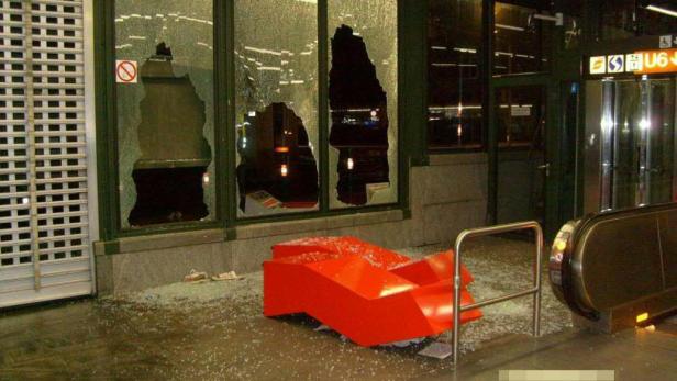 Ein alkoholisierter Mann hat in der U6-Station Bahnhof Meidling randaliert. Der 21-jährige Mann schlug mit einem Zeitungsständer mehrere Scheiben ein und wurde daraufhin festgenommen.