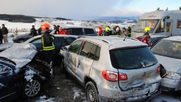Wegen eines Schneesturms verkeilten sich im Bezirk Amstetten 60 Fahrzeuge ineinander