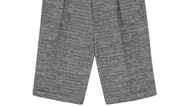 Eine kurze, gestreifte Hose mit Gummibund und Taschen.