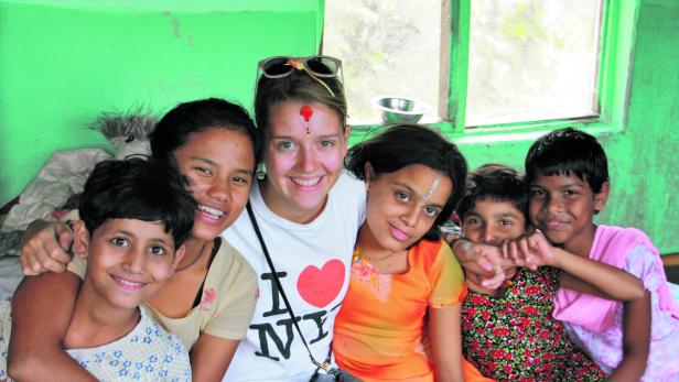 Die damals 18-jährige Isabella Naujoks im Waisenhaus in Nepal...