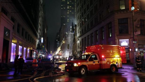 Firefighters battle a four-alarm fire in the histo Serbisch-orthodoxen Kircheof St. Sava in Manhattan