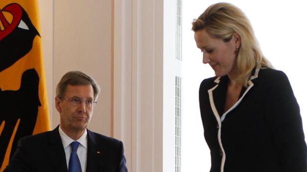 Joachim Gauck mit einer Frau bei einer Veranstaltung.