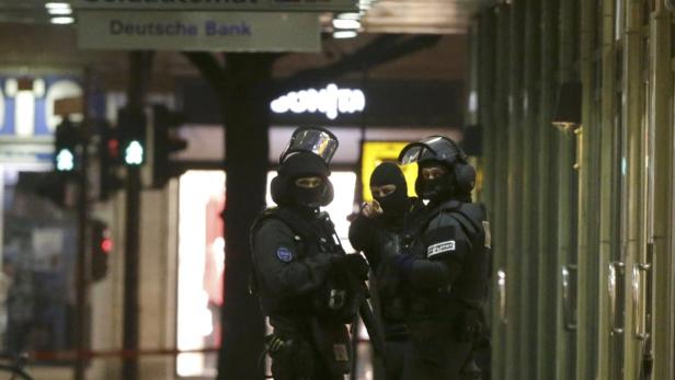 German special police officers stand guard near a branch of Deutsche Bank in Berlin&#039;s Zehlendorf district, December 21, 2012. An unidentified man on Friday took a hostage in the bank, demanding one million euro, German media said. REUTERS/Tobias Schwarz (GERMANY - Tags: CRIME LAW)
