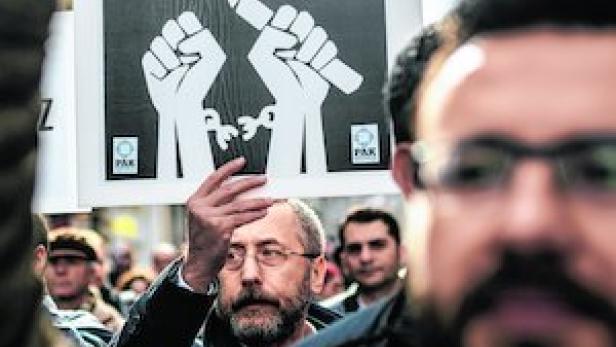 Türkische Journalisten protestieren für Meinungsfreiheit.