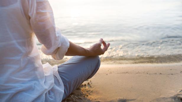 Meditieren &quot;Gönnen Sie sich täglich fünf Minuten Meditation. Nach und nach können Sie auch 15 oder 20 Minuten daraus machen, doch schon wenige Minuten werden Ihnen die Tür zu dieser neuen Gewohnheit öffnen - und zu allen Vorteilen, die sie mit sich bringt.&quot;