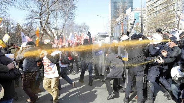 Tränengas gegen Protestierer ist in der Türkei ein immer gewohnteres Bild, parallel geht die Justiz rigoros gegen Erdogan-Kritiker vor
