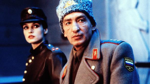 Szene mit einem russischen General und einer Offizierin in Uniform.