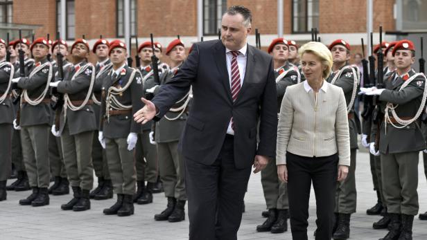 Von der Leyen schreitet mit Doskozil die Parade ab