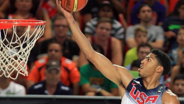 Ein Basketballspieler im USA-Trikot wirft den Ball in den Korb.