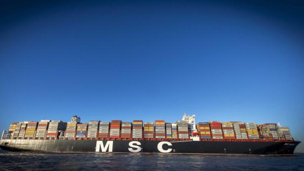 Das größte Containerschiff der Welt, die „MSC Oscar“, hat erstmals in Deutschland festgemacht.