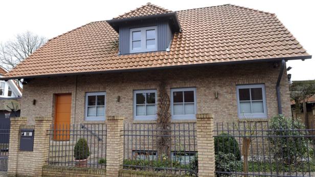 EPAepa03032576 The residence of the family of German President Christian Wulff is seen in Grossburgwedel, Germany, 13 December 2011. German President Christian Wulff is facing questions over a private loan of 500,000 euro he received during his time as s