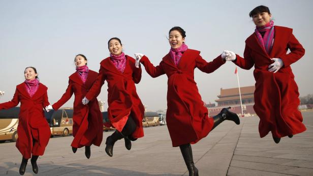 Schöne heile Welt des Volkskongresses in Peking: Hotelbedienstete machen Luftsprünge