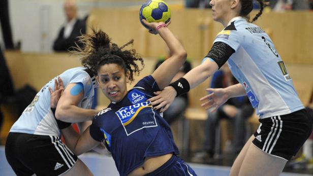 Eine Handballspielerin wirft den Ball während eines Spiels.