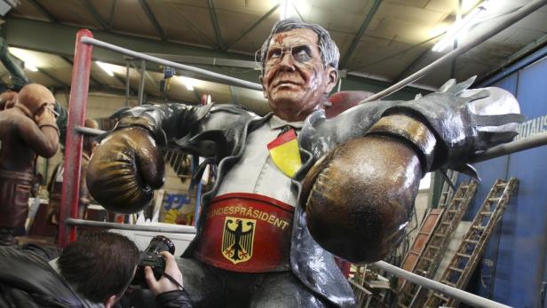 Eine Karnevalswagen-Figur von Bundespräsident Steinmeier als Boxer im Ring.