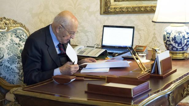 Italian President Giorgio Napolitano checks documents at the Quirinale palace in Rome, December 22, 2012. Napolitano held consultations on Saturday with political leaders from all the main Italian parties to discuss the next steps after caretaker Prime Minister Mario Monti tendered his resignation on Friday. REUTERS/Paolo Giandotti/Italian Presidency Press Office/Handout (ITALY - Tags: POLITICS) FOR EDITORIAL USE ONLY. NOT FOR SALE FOR MARKETING OR ADVERTISING CAMPAIGNS. THIS IMAGE HAS BEEN SUPPLIED BY A THIRD PARTY. IT IS DISTRIBUTED, EXACTLY AS RECEIVED BY REUTERS, AS A SERVICE TO CLIENTS