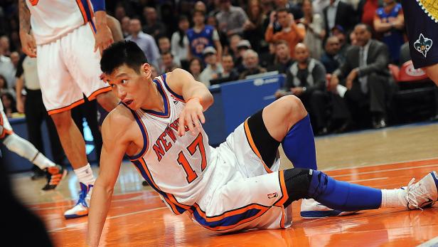 Jeremy Lin liegt während eines Basketballspiels auf dem Spielfeld.