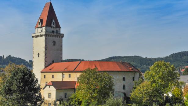 Das Schloss mit dem imposanten Turm gilt als Wahrzeichen von Freistadt. Der Bund verlangt 700.000 Euro.