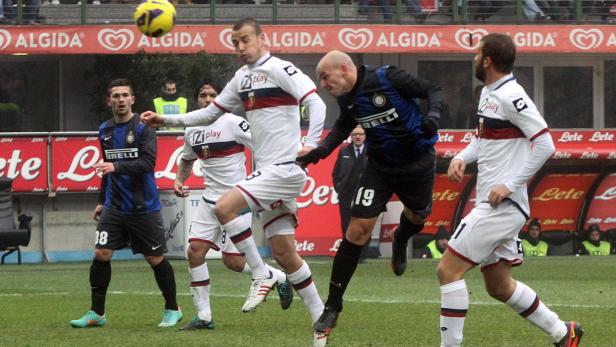 epa03516226 Argentinian midfielder of Inter Esteban Cambiasso scores the 1-1 goal against Genoa during the serie A soccer match Inter-Genoa at the Giuseppe Meazza stadium in Milan, Italy, 22 December 2012. EPA/MATTEO BAZZI