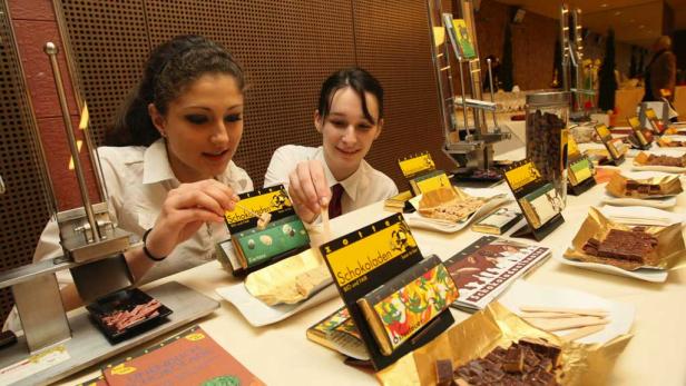 Schokolade für den guten Zweck: Anahi Vanghelof und Viktoria Schmidt bieten hier Kostproben an