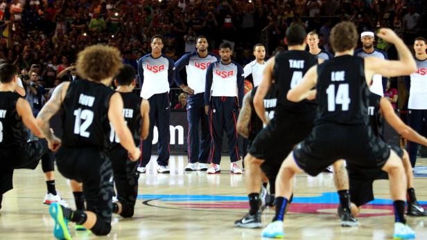 Die US-Basketballer (hinten) kamen aus dem Staunen nicht mehr heraus.