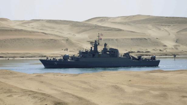 Ein iranisches Kriegsschiff fährt durch den Suezkanal.