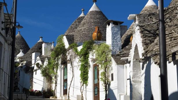 Die Trulli von Alberobello, traditionelle apulische Steinhäuser mit Kegeldächern.