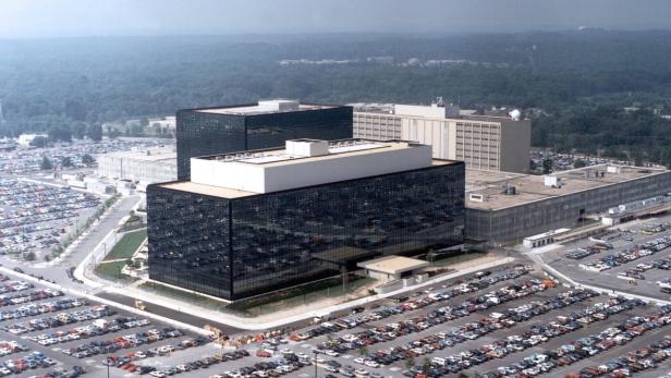 Luftaufnahme des Hauptquartiers der National Security Agency (NSA) mit vollen Parkplätzen.