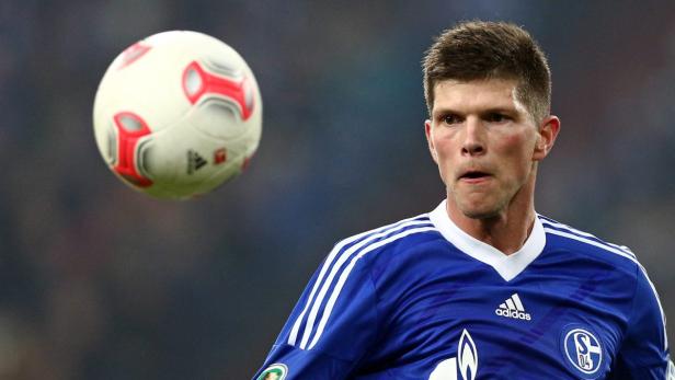 epa03513566 Klaas-Jan Huntelaar of Schalke 04 in action during the DFB Cup round of sixteen match between FC Schalke 04 and FSV Mainz 05 in Gelsenkirchen, Germany, 18 December 2012. (ATTENTION: The DFB prohibits the utilisation and publication of sequential pictures on the internet and other online media during the match (including half-time). ATTENTION: BLOCKING PERIOD! The DFB permits the further utilisation and publication of the pictures for mobile services (especially MMS) and for DVB-H and DMB only after the end of the match.) EPA/KEVIN KUREK EPA/KEVIN KUREK