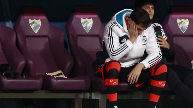 Real Madrid&#039;s goalkeeper Iker Casillas sits on the bench during their Spanish First Division soccer match against Malaga at La Rosaleda stadium in Malaga December 22, 2012. REUTERS/Marcelo del Pozo (SPAIN - Tags: SPORT SOCCER)