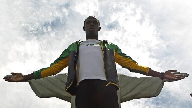 epa03443841 Jamaican athlete Usain Bolt poses in front of Cristo Redentor monument during his visit to Rio de Janeiro, Brazil, 23 October 2012. EPA/Antonio Lacerda