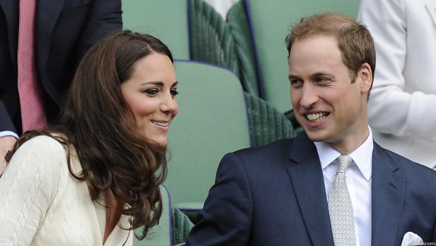 Prinz William und Kate Middleton schauen sich lächelnd an.