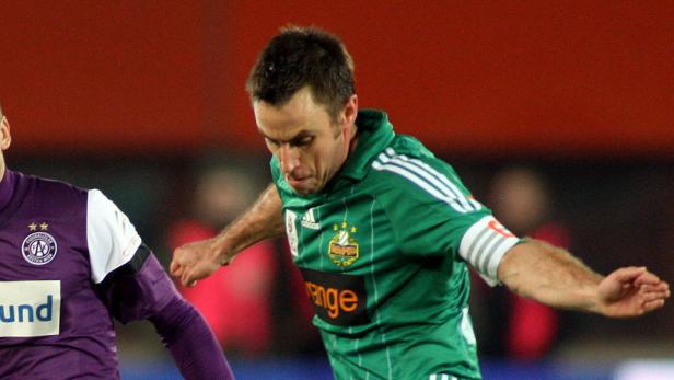 dapdFussball, tipp3 - Bundesliga, Saison 2011/12, 21. Spieltag, SK Rapid Wien - FK Austria Wien, Samstag (18.02.12), Ernst Happel Stadion, Wien: Rapids Rapids Steffen Hofmann (r.) spielt gegen Austrias Tomas Simkovic.Foto: Guenter Artinger/dapd